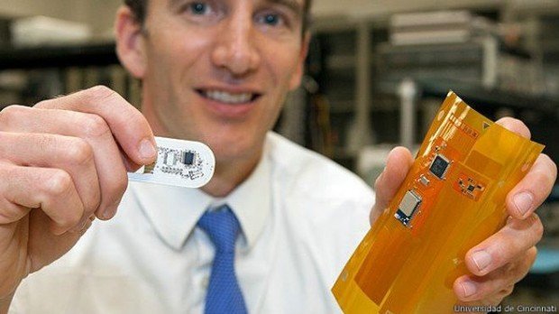 Jason Heikenfeld mostrando el prototipo del parche que analiza el sudor. 