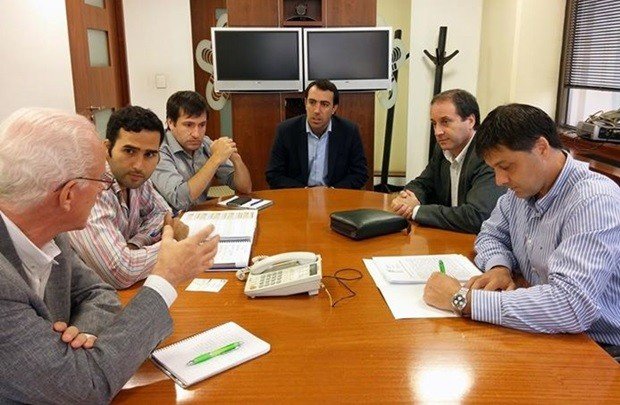 Bolatti y Cattaneo, junto a funcionarios de Cammesa (Facebook Ezequiel Bolatti).