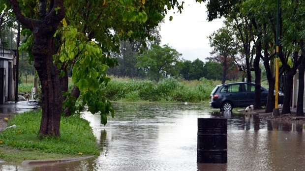 Calle Gardel y al fondo, una de las que recibiría el cordón cuneta y acequia este año con dinero de Obras Menores pero que ahora se pretende ejecutar con fondos Participativos.