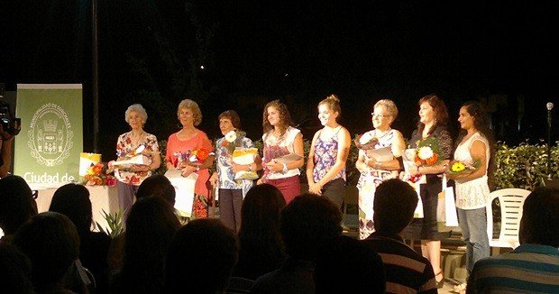 Las mujeres distinguidas, anoche, en el acto desarrollado en barrio Villa del Parque.