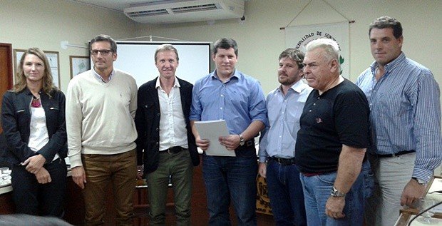 Los ediles durante la entrega de la beca al Mérito Deportivo.