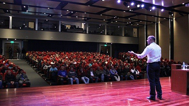 Un colmado auditorio siguió de cerca la presentación.