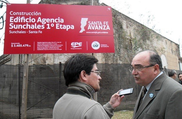 Daniel Cantalejo dialogando con SunchalesHoy frente al edificio de la EPE.