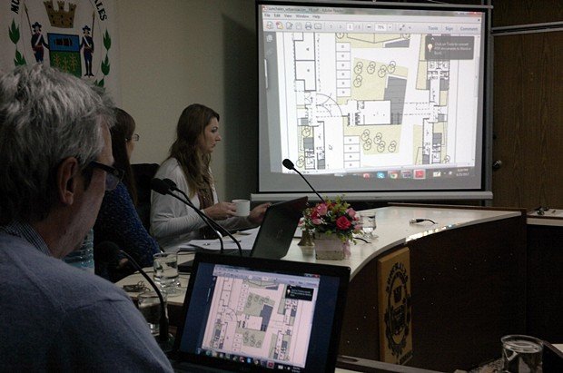 El ingeniero Carlos Walker, durante la presentación del proyecto ante los concejales (Archivo).