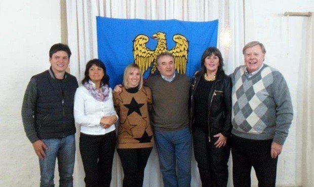 Parte de las autoridades locales junto al funcionario del friuli.