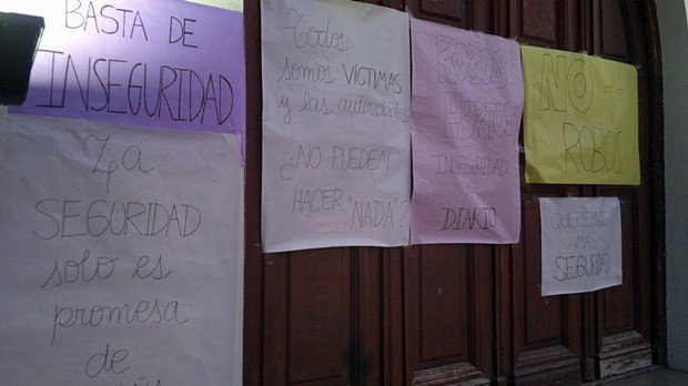 Detalle de los carteles colocados en la puerta de la Municipalidad.