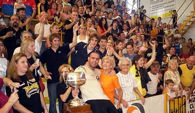 Mariano Ceruti y su gente, en los festejos al arribar como campeones en la Liga 2008 (Archivo).