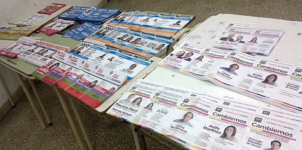 Algunas de las boletas que estaban dispuestas en el cuarto oscuro local.