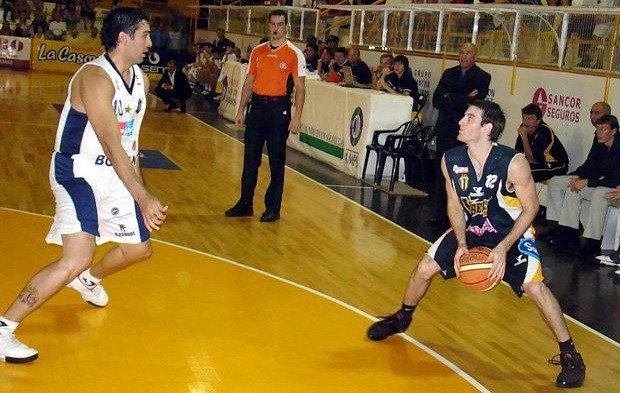 Marcos, en uno de sus partidos con la camiseta aurinegra, en este caso ante Peñarol (Archivo).