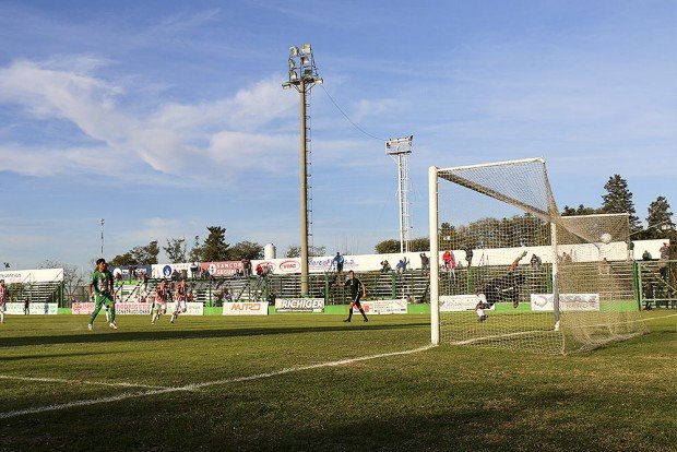 Ibarra ya pateó el penal y es el segundo tanto de Unión (Foto: José Casalis).