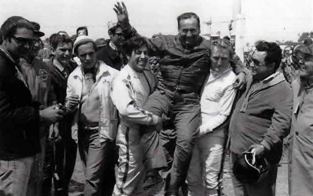 Néstor García Veiga y Victor Hugo Pla llevan en andas a Chente, tras su retiro de las pistas.