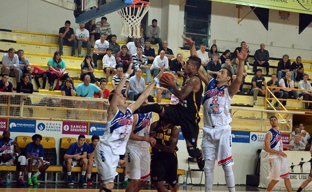 Hopson vuela, como subiendo por una imaginaria escalera rumbo al aro.
