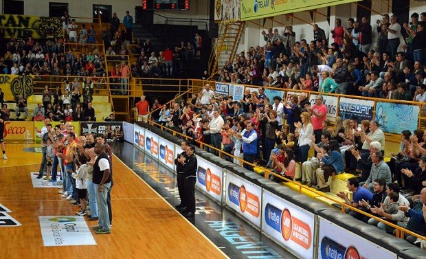 Dexter Bailey y los demás integrantes de la plantilla del TNA, homenajeados por los presentes.