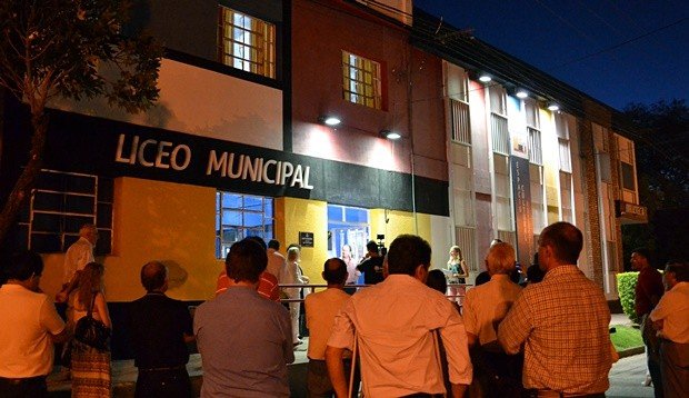 Momento de imposición del nombre "Julio Sartini", al Liceo Municipal (Archivo).