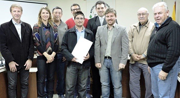 Integrantes de la Comisión Directiva del Tiro, recibiendo la Ordenanza de parte de los concejales.