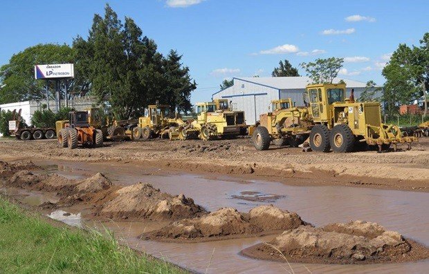 Las máquinas, esperando en las cercanías de la Ruta Nº 34.