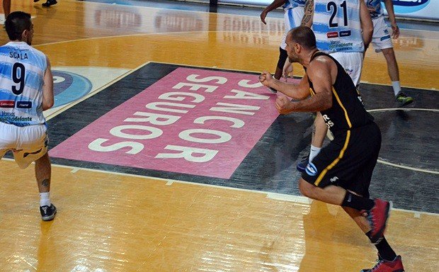 Mariano Ceruti festeja una de sus conversiones. El Bebo tuvo una de sus más sólidas producciones en este regreso a Libertad.