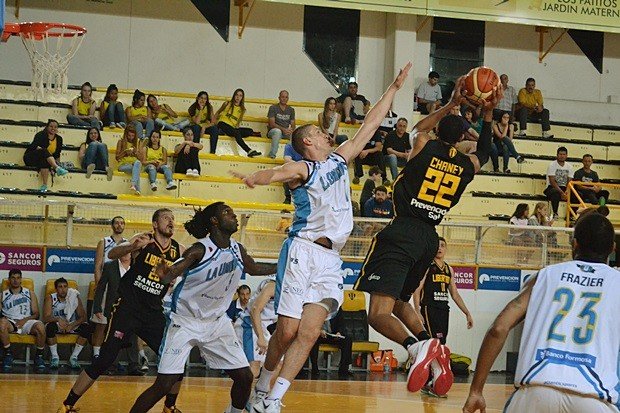 Chaney raeliza una pirueta para intentar evitar su marca.