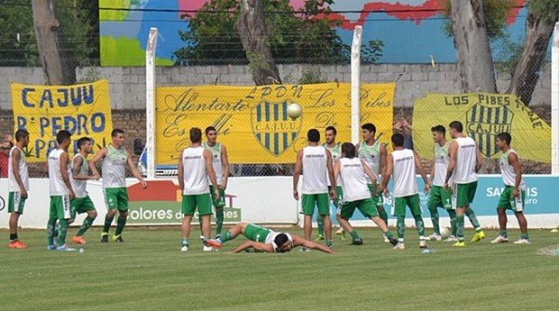El plantel del Bicho, en el precalentamiento en San Luis, hace unos minutos (Foto: Interior Futbolero).