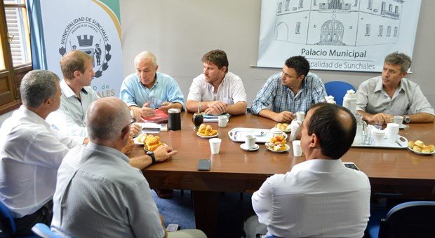 Los funcionarios, en la reunión de hoy (Prensa Municipalidad).