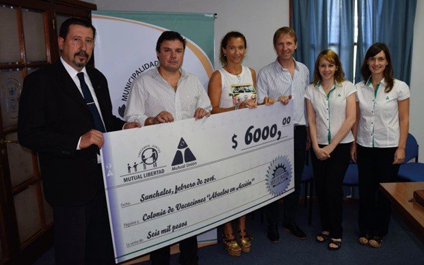 Representantes de las entidades, en la entrega de fondos (Foto: Prensa Mutual Libertad).