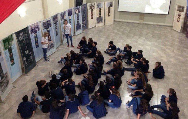 Alumnos en la muestra de Ana Frank.
