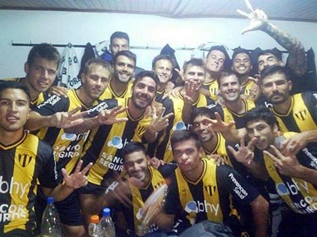 Los jugadores de Libertad, festejando en el vestuario tras la victoria (Facebook).