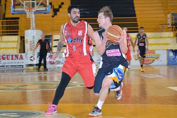 Los aurinegros no pudieron con el 9 y cayeron ajustadamente (Foto: Daniel Ponce).