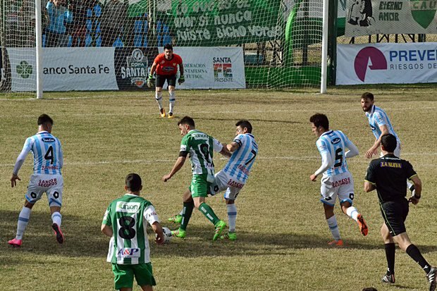 Baumann intenga avanzar hacia el arco de Atlético.