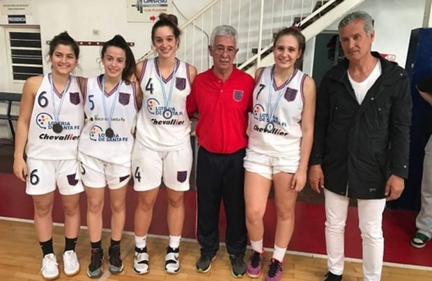 La sunchalense, junto al resto del equipo (Febasantafe)