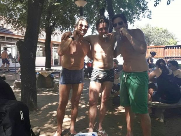 Los nadadores albiverdes y sus medallas.