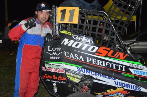 Martín Mansilla, junto a su máquina, tras la carrera del fin de semana (Foto: Internet).
