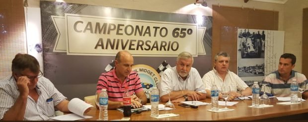 Parte de los integrantes de la nueva Comisión Directiva del Midgets Club.