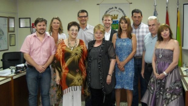Zulema Merino (la tercera desde la izquierda, luego de Pablo Pinotti y Cecilia Ghione), al recibir el reconocimiento otorgado por el Concejo, el 30 de diciembre de 2014.