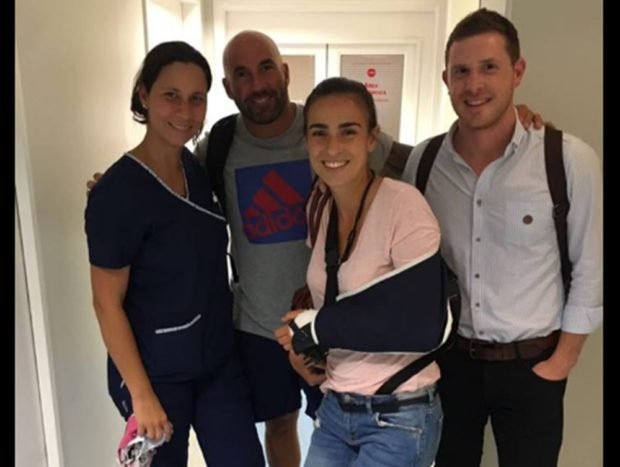 Paula, tras la intervención a la que fue sometida en su muñeca izquierda (Foto: Facebook).