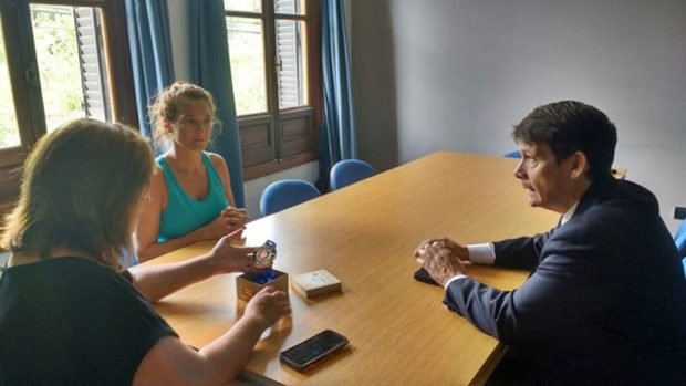 La entrega de la medalla, por parte de Juan Manuel Chiappero (Foto: Prensa Municipalidad).