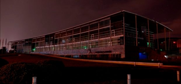 El edificio, tal como lució con las luces apagadas.