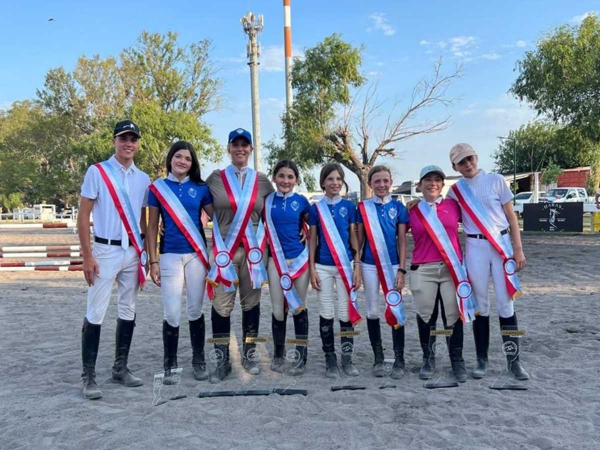 De izquierda a derecha: Camilo Pérez, Mel Lysiak, Carolina Druetto, Liz Lysiak, Amelie Oller, Clara Romano, María Emilia Munarriz e Ingrid Susik.